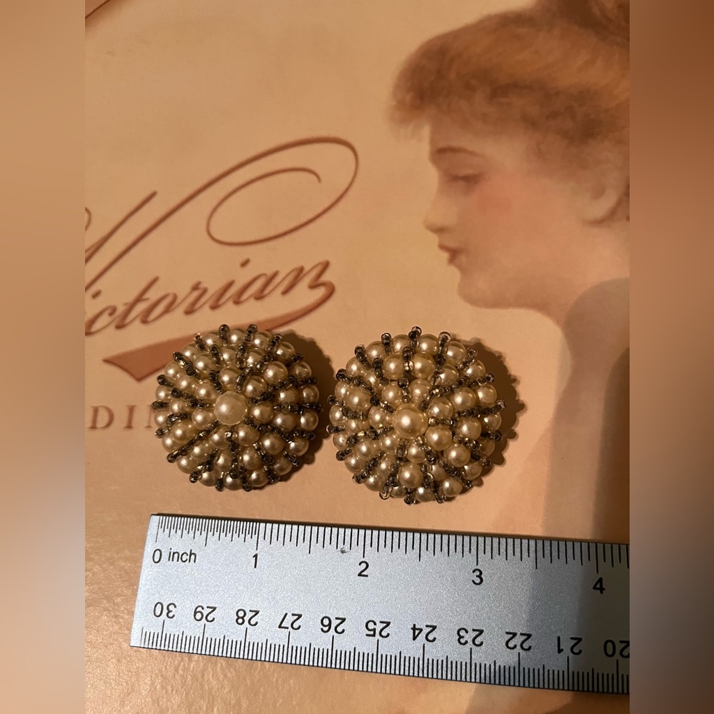Elegant Pearl and Silver Brooch - Picture 2 of 3